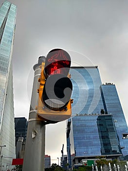 Vista de cerca de operación la luz cual peatones hacer no tener seguir cómo eso es un en. México la ciudad 