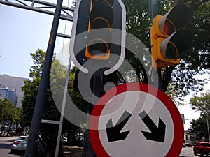 Photo close up of a traffic light, which indicates that pedestrians do not have the follow, as it is in red. Mexico City