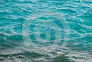 Photo closeup of beautiful clear turquoise sea ocean water surface with ripples low waves on seascape background