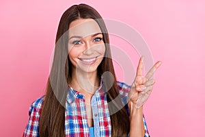 Photo of cool brunette millennial lady show v-sign wear blue red shirt isolated on pastel pink color background