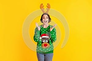 Photo crazy girl in funny deer decor jumper impressed jolly holly x-mas christmas theme party event news scream wear