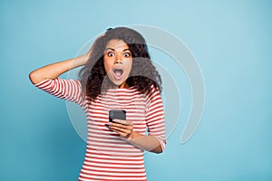 Photo of crazy speechless shocked fascinated youngster holding telephone with mouth oped wide stunned with feednews