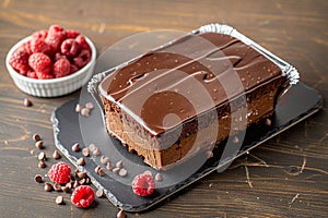 Photo Decadent chocolate cake topped with smooth ganache, irresistible dessert