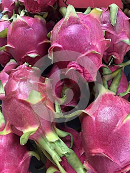 Photo dragon fruit tropical on the counter supermarket