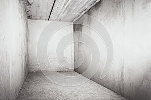 Photo of an empty room with concrete walls and a ceiling