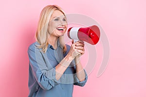 Photo of expert speaker retired blonde hair woman wear blue stylish shirt hold microphone scream mockup message isolated