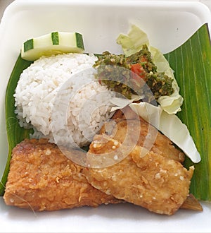 Photo of food with the composition of presto milkfish, tofu and fried tempeh with pecak sauce photo