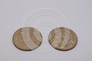 The front and back of an old Japanese 500 yen coin