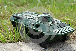 Photo a green toy tank on grass. Theme of meeting, coup or rebellion