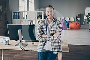 Photo of handsome business administrator guy leaning table arms crossed self-confident person friendly smiling wear