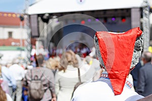 Vacanza festa campagna. fase uomo cosacco un cappello. da ucraino 