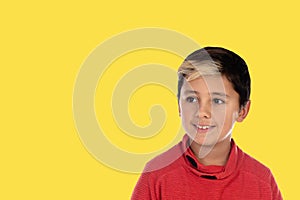 Photo little boy chid with a yellow background