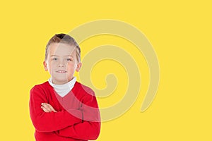 Photo little boy chid with a yellow background
