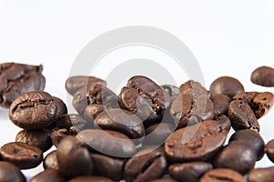 Photo macro coffee beans on a white background.