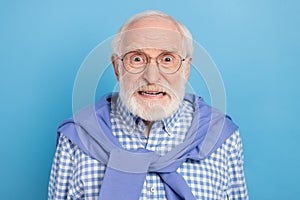 Photo of mad old grey hairdo man wear spectacles blue shirt isolated on pastel color background