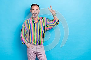 Photo of mature age man wear colorful striped old fashion shirt confident person showing v-sign hello everyone isolated