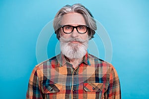 Photo of mature man good mood eyewear clever hairdo wear casual clothes isolated over blue color background