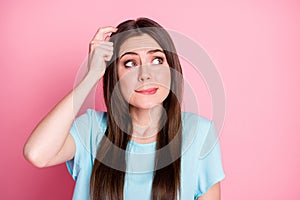 Photo of minded lady look up empty space doubtful scratch head wear casual blue t-shirt isolated pink color background