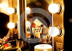 Mirror with light bulbs for make-up