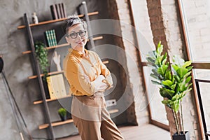 Photo of nice senior woman folded arms confident dressed yellow formalwear executive business leader work in cozy