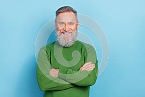 Photo of optimistic middle aged marketer man cross arms ready decide start up issues isolated on blue color background