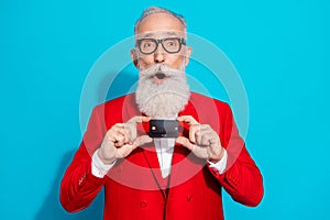 Photo portrait aged man in glasses amazed showing bank card isolated vibrant blue color background