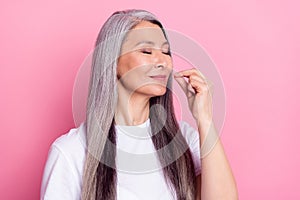 Photo portrait of aged woman showing italian gesture delicious gourmet isolated on pastel pink color background