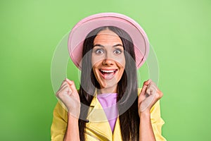 Photo portrait of amazed cheerful hispanic woman gesturing like winner wearing stylish clothes isolated on vibrant green