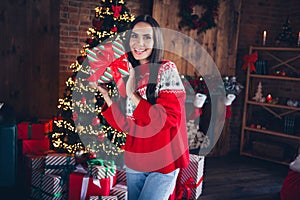 Photo portrait of attractive brunette young woman hold present box gift dressed ornament sweater living room christmas