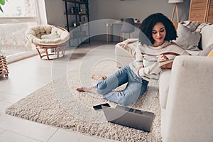 Photo portrait of attractive young woman sit floor netbook write copybook dressed casual clothes cozy day light home