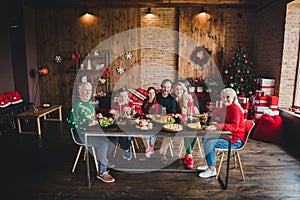 Photo portrait of big full family with little kids grandparents sitting at table celebrating xmas together