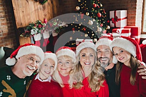 Photo portrait of big full family wearing red cap smiling celebrating winter holidays together xmas spirit