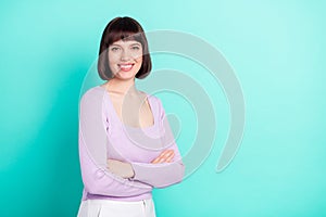 Photo portrait business woman folded hands smiling isolated bright teal color background copyspace