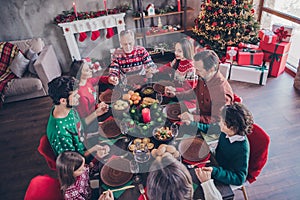 Photo portrait couples grandparents little children praying together on xmas holding hands at table before dinner in
