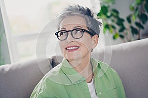 Photo portrait of elderly happy woman wearing glasses white hair business lady imagine her great corporation during home