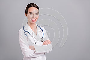 Photo portrait female doctor with sthethoscope smiling crossed hands isolated grey color background copyspace