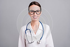 Photo portrait female doctor with sthethoscope smiling wearing glasses  grey color background