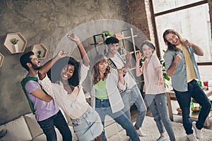 Photo portrait of friends celebrating bithday dancing listening music overjoyed