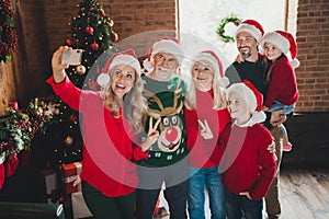 Photo portrait of full family spending time together near christmas tree taking selfie showing v-sign gesture