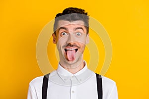 Portrét legrační komik klamání grimasy zobrazené jazyk upřený na jasný barva 