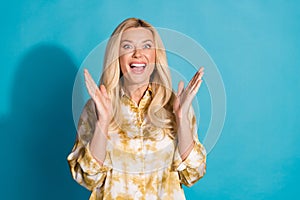 Photo portrait of gorgeous mature lady amazed reaction dressed stylish formalwear clothes  on cyan color