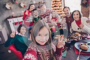 Photo portrait little girl wearing sweater celebrating winter holidays with family taking selfie showing v-sign