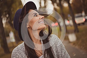 Photo portrait of pretty girl laughing walking in the evening city street in autumn wearing casual grey clothes