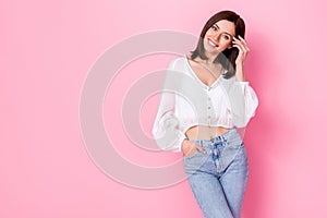 Photo portrait of pretty young girl fix hair defile posing spring collection wear trendy white outfit isolated on pink photo