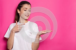 Photo portrait of schoolgirl pointing finger