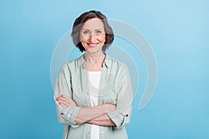 Photo portrait senior woman smiling happy folded hands in casual shirt isolated pastel blue color background