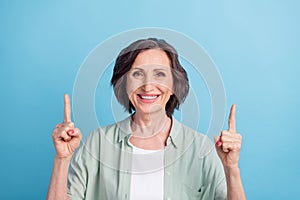 Photo portrait senior woman smiling showing blank space isolated pastel blue color background