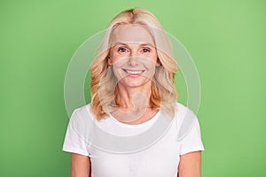 Photo portrait senior woman smiling white t-shirt isolated on pastel green color background