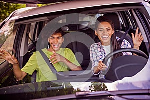Photo portrait smiling couple spending time together travelling by car listening to radio laughing enjoying trip