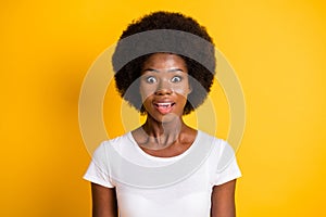 Photo portrait of surprised african american girl seeing all the big discounts with open mouth wearing white t-shirt